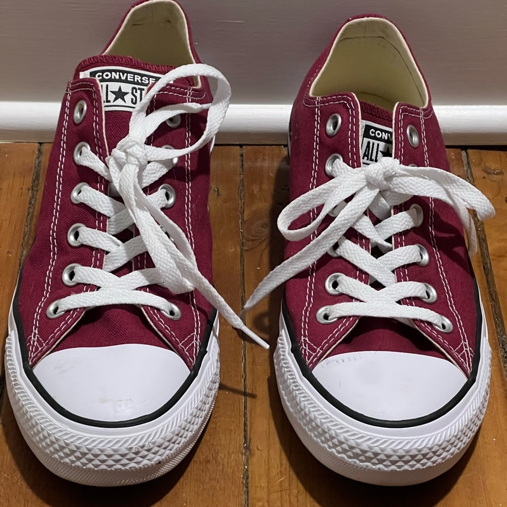 Converse Chuck Taylor’s Maroon low top Men’s 7 Women’s 9
